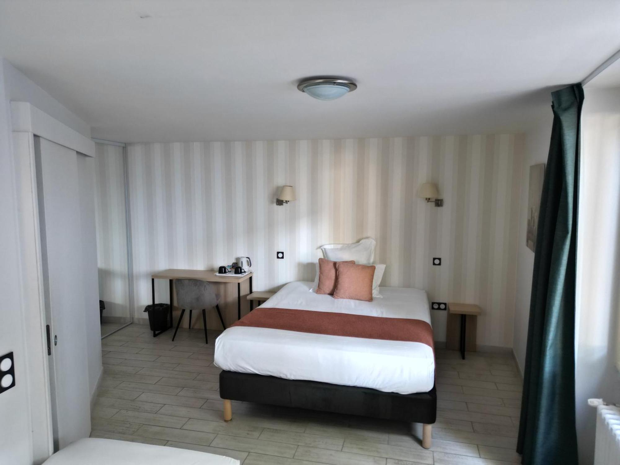 Contact Hotel Les Platanes Villeneuve Sur Lot Centre Exteriör bild
