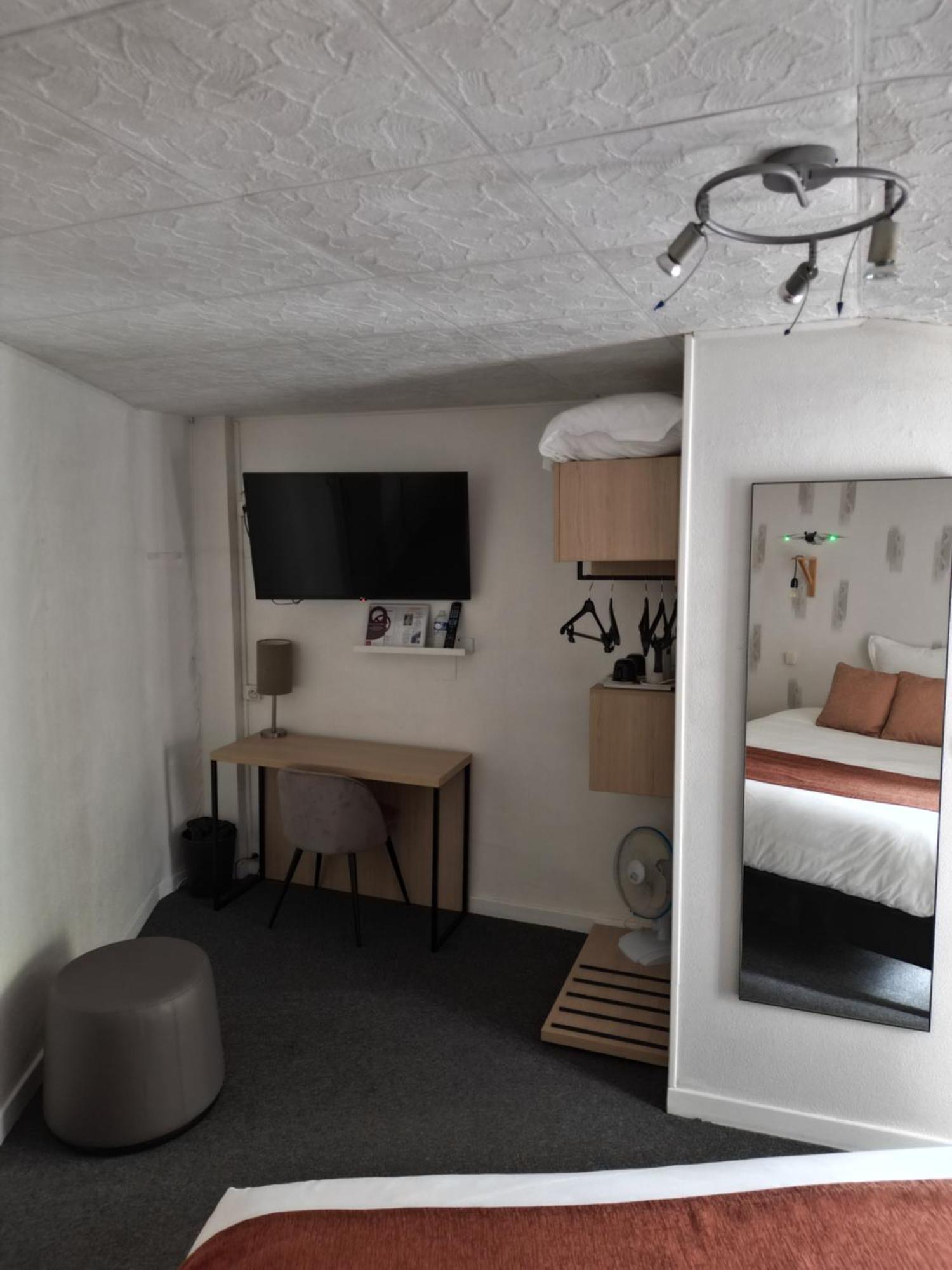 Contact Hotel Les Platanes Villeneuve Sur Lot Centre Exteriör bild