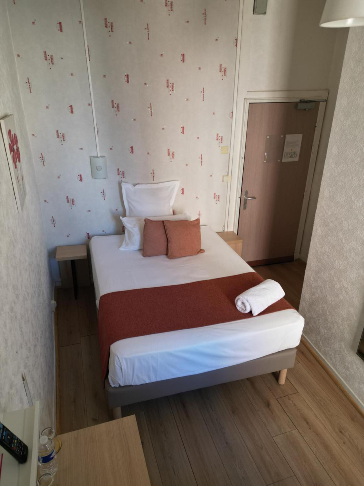 Contact Hotel Les Platanes Villeneuve Sur Lot Centre Exteriör bild