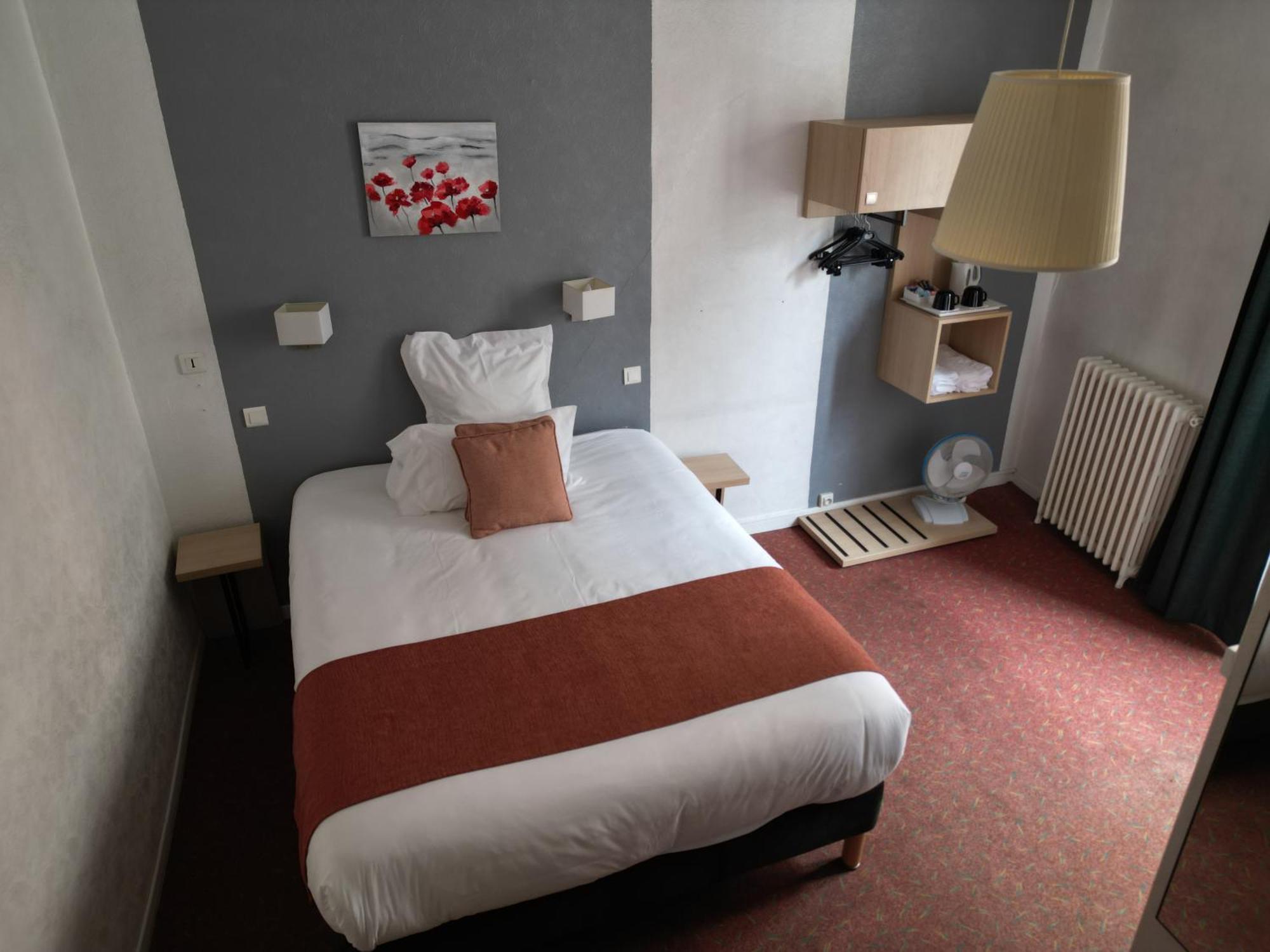 Contact Hotel Les Platanes Villeneuve Sur Lot Centre Exteriör bild